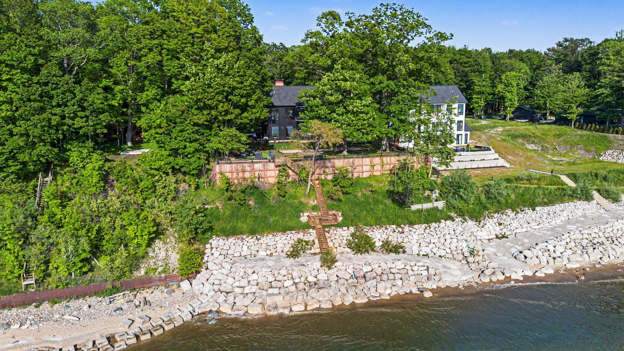 2578 Lakeshore Drive