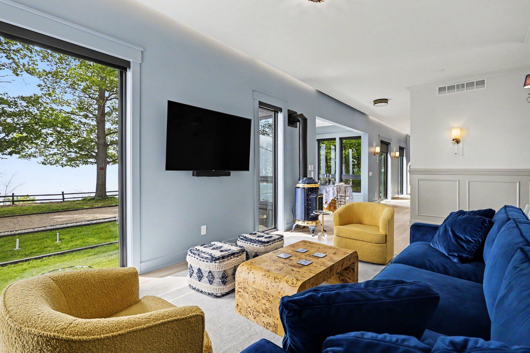 2578 Lakeshore Drive