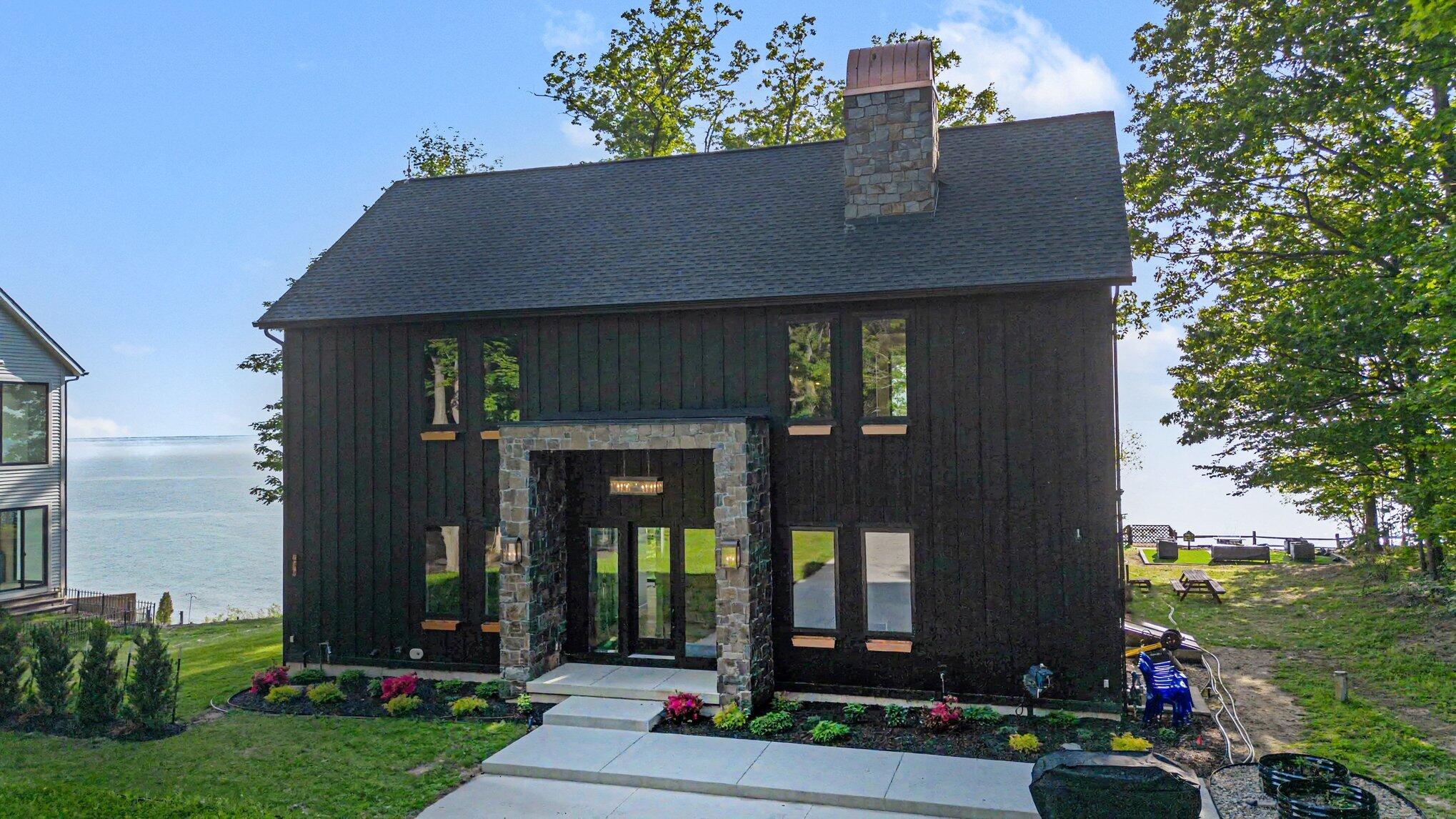 2578 Lakeshore Drive