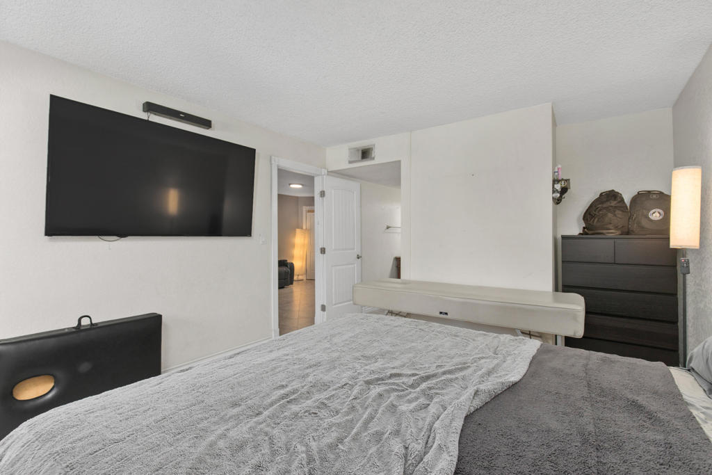 48255 Monroe Street 34