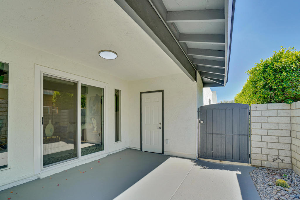 74398 Myrsine Avenue