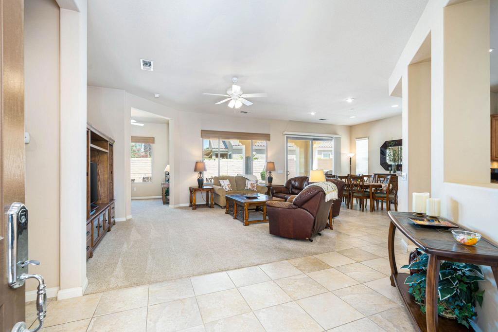 81864 Avenida Sombra