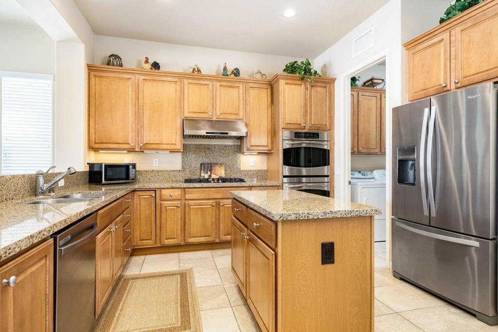 81864 Avenida Sombra