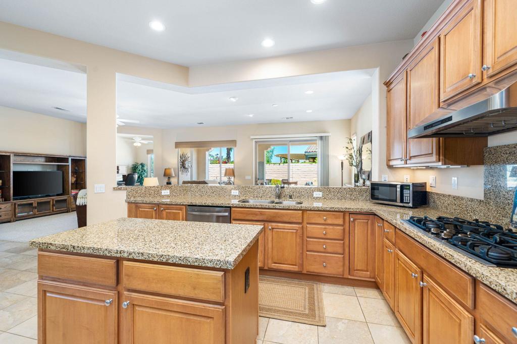 81864 Avenida Sombra