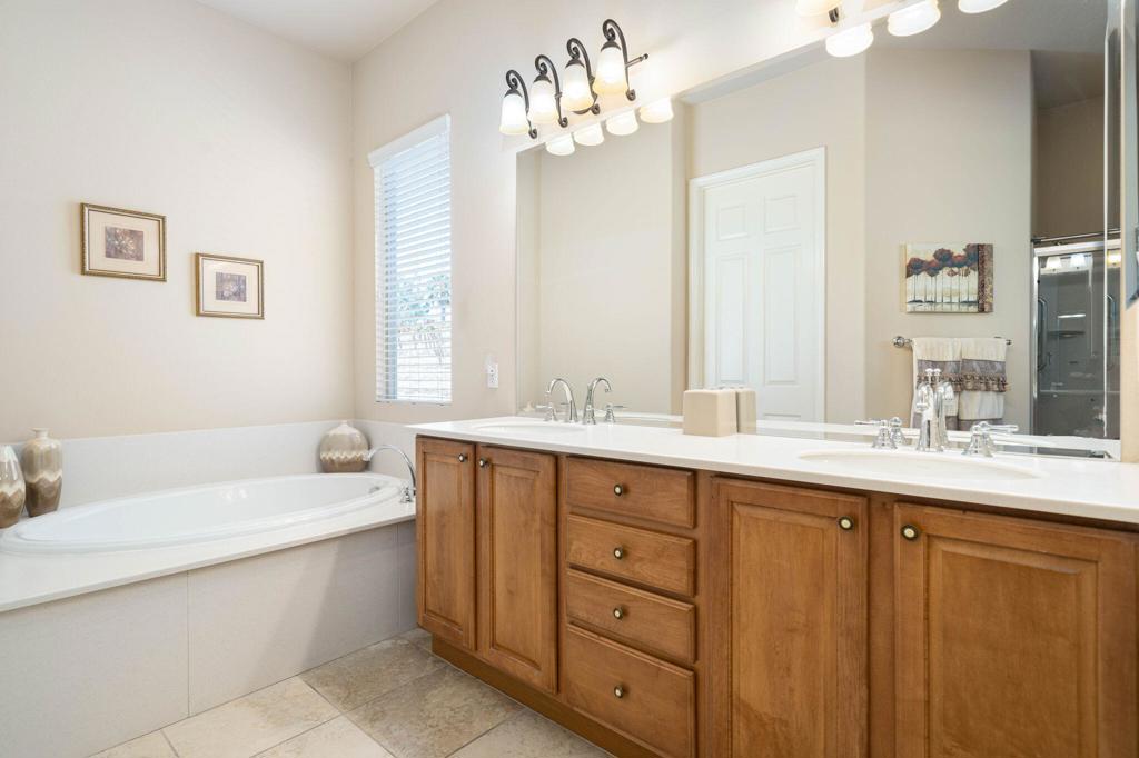 81864 Avenida Sombra