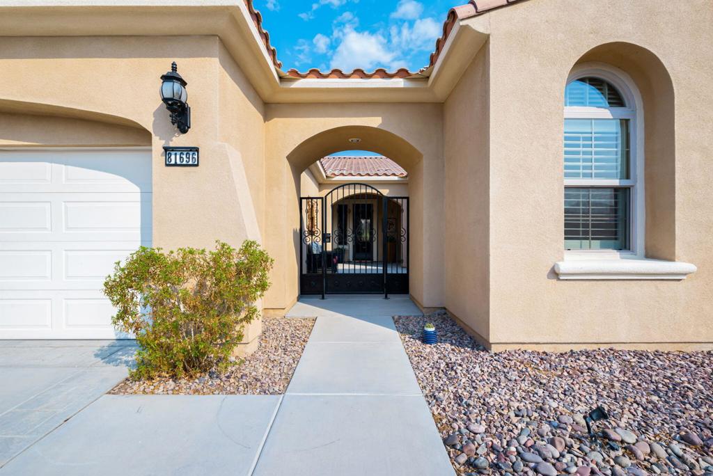 81696 Avenida Sombra