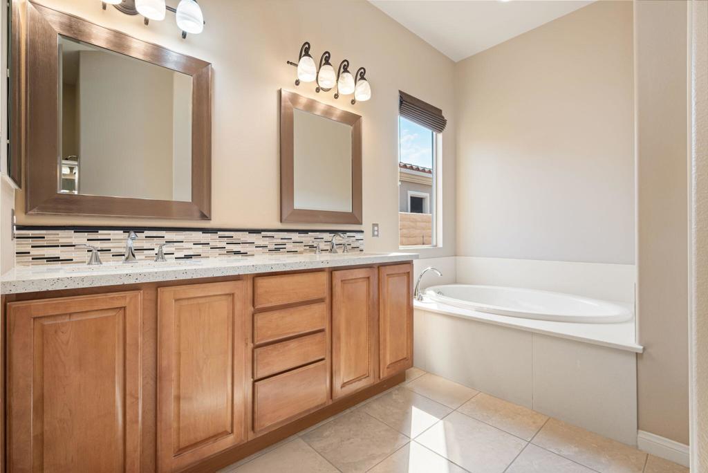 81696 Avenida Sombra