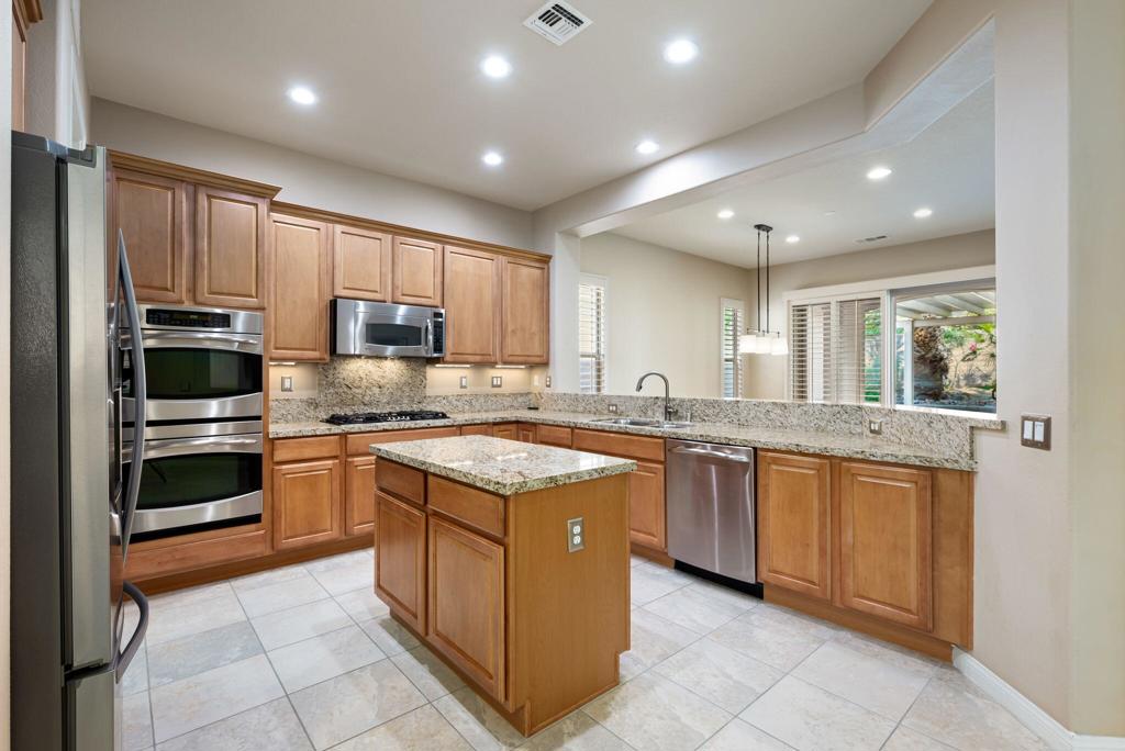 81696 Avenida Sombra