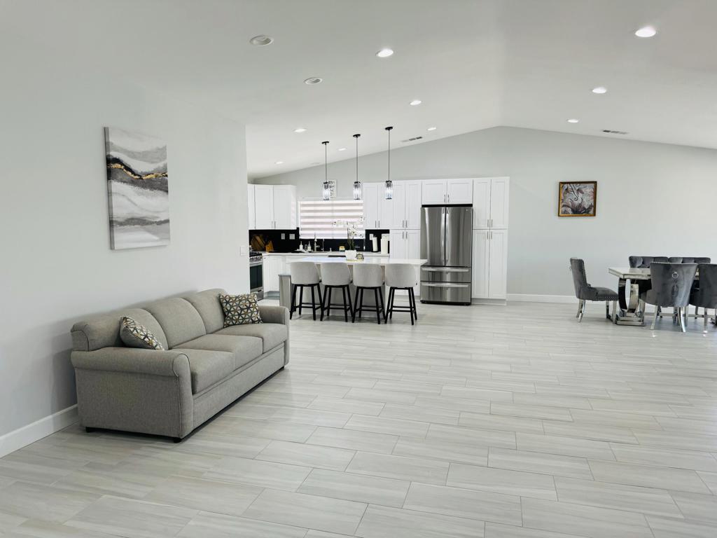 81358 Avenida Blanca