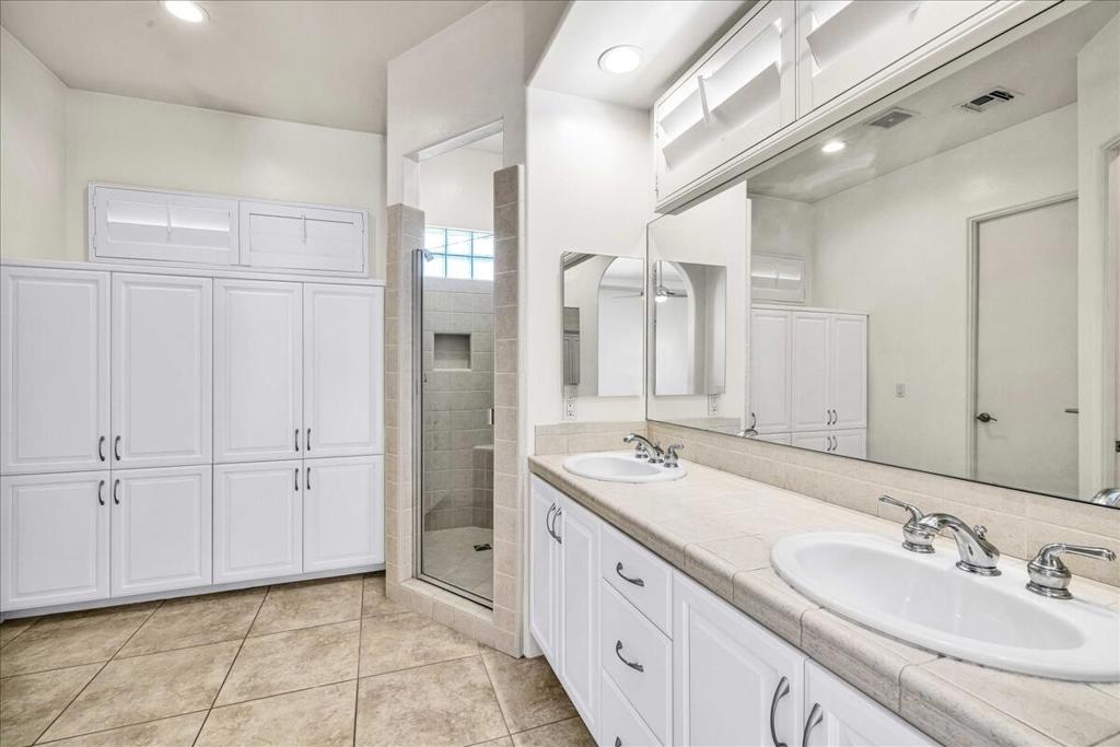 14 Collegiate Circle