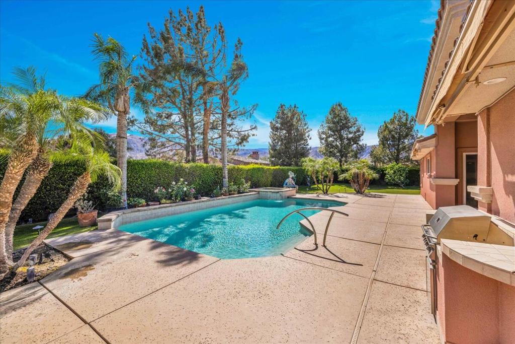 14 Collegiate Circle