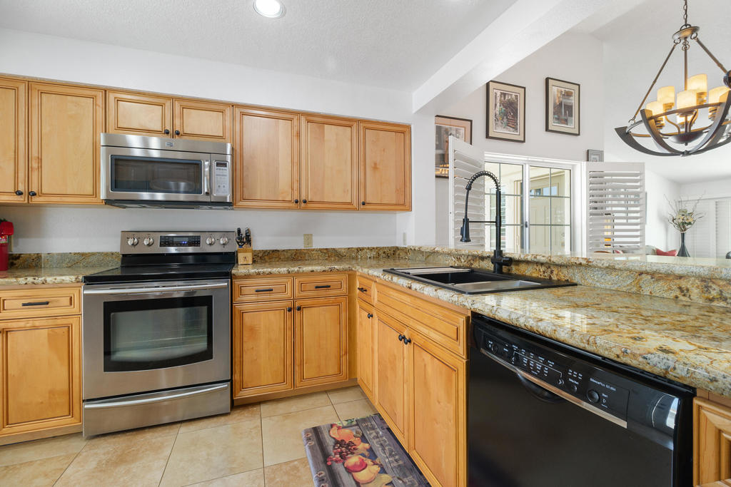 141 Desert Falls Circle