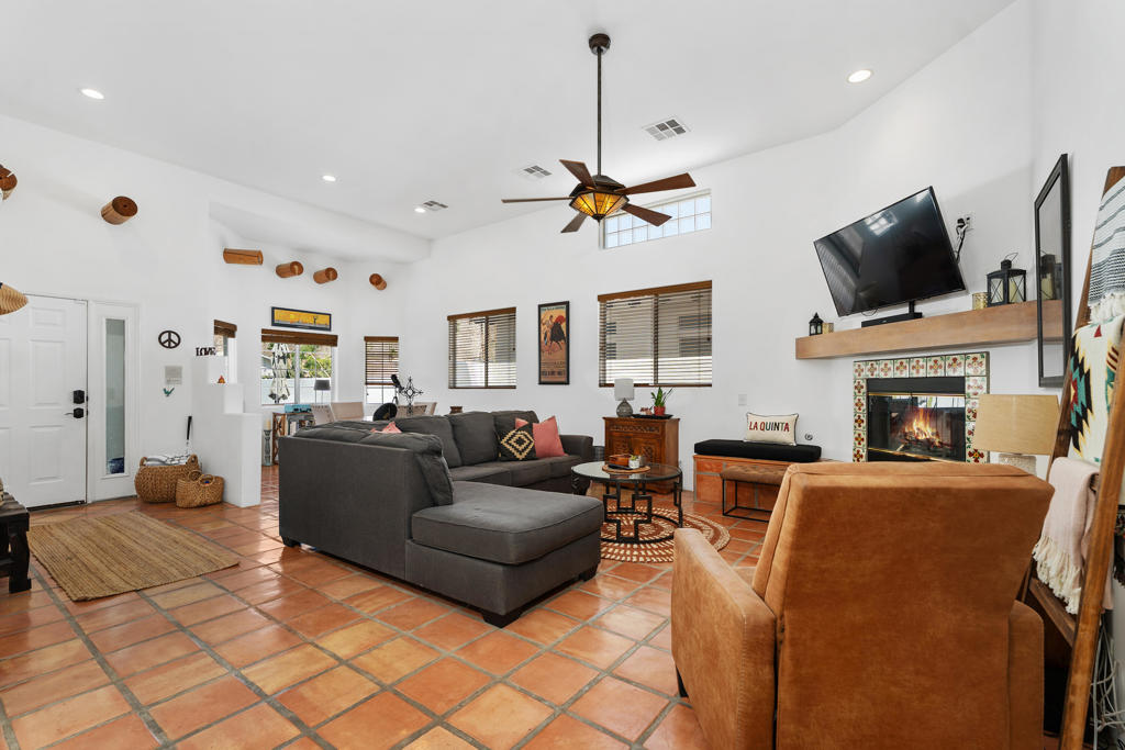 54860 Avenida Rubio