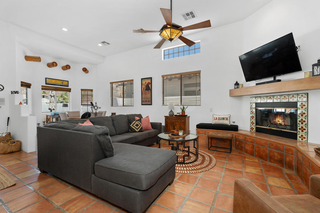 54860 Avenida Rubio