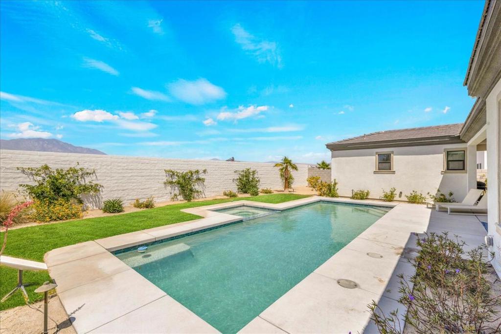49901 Crescent Passage