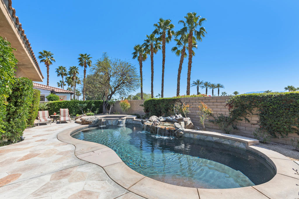 8 Oakmont Drive