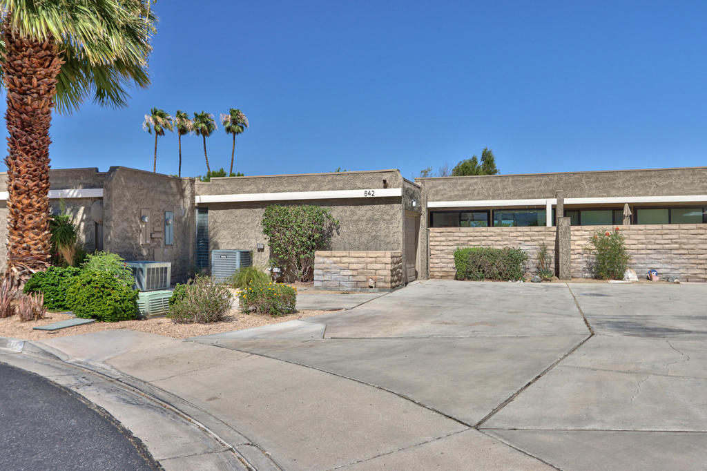 842 N Calle De Pinos