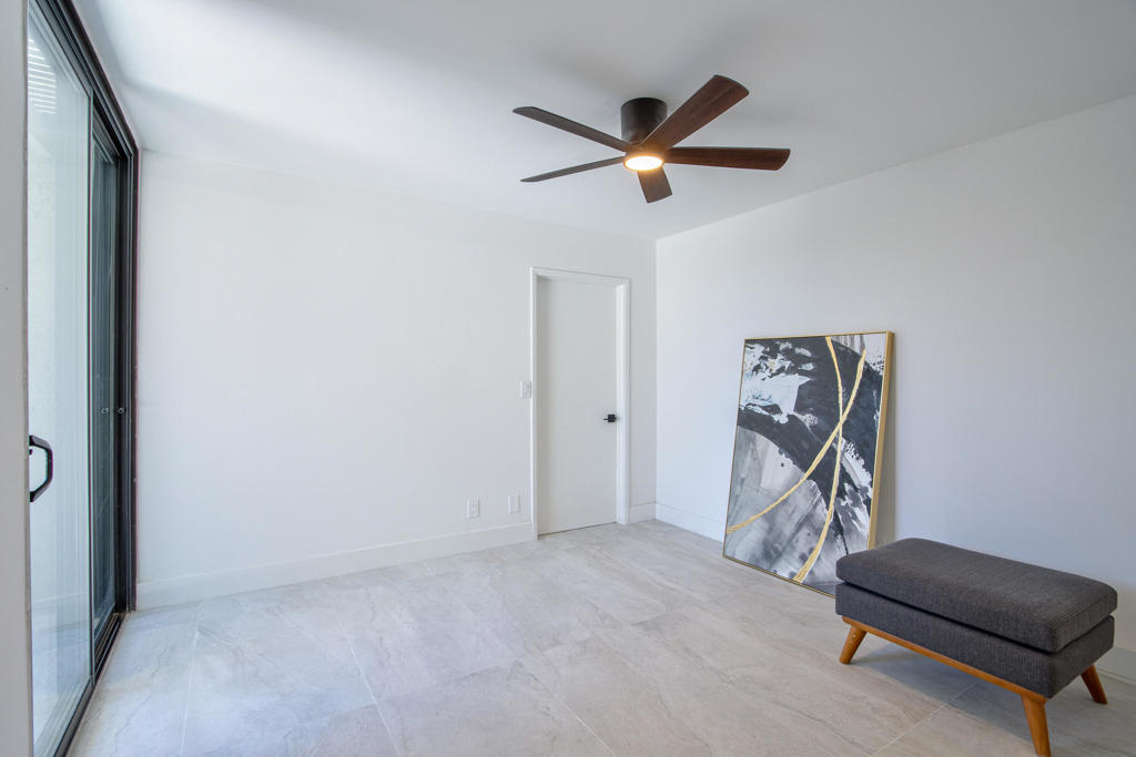 842 N Calle De Pinos