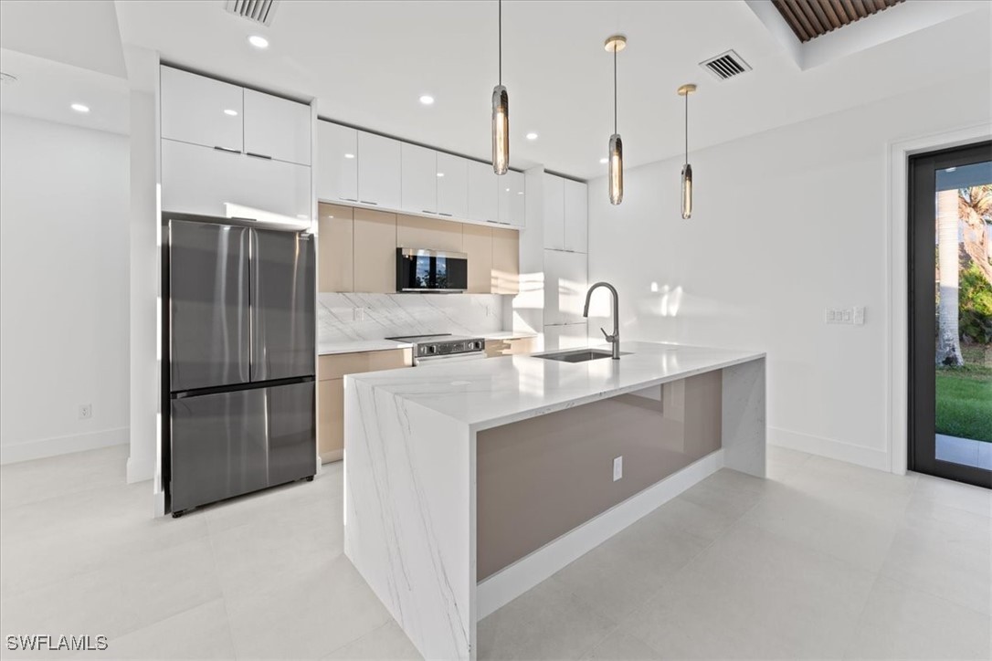 469 Petite AVE