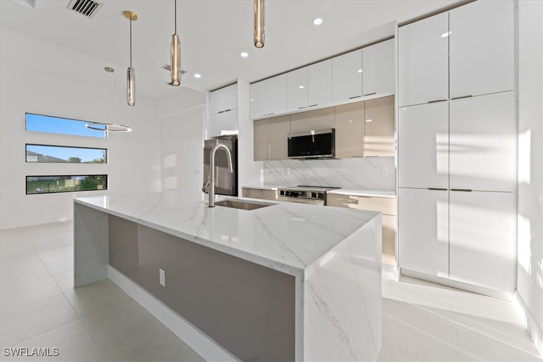 469 Petite AVE