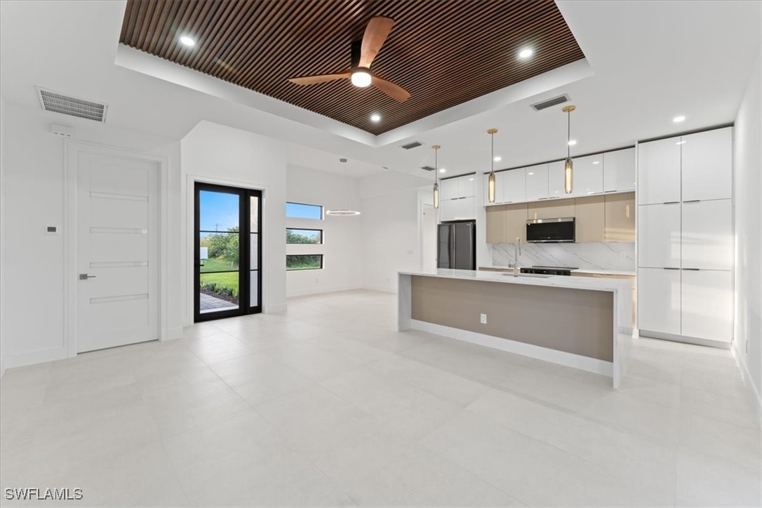 469 Petite AVE