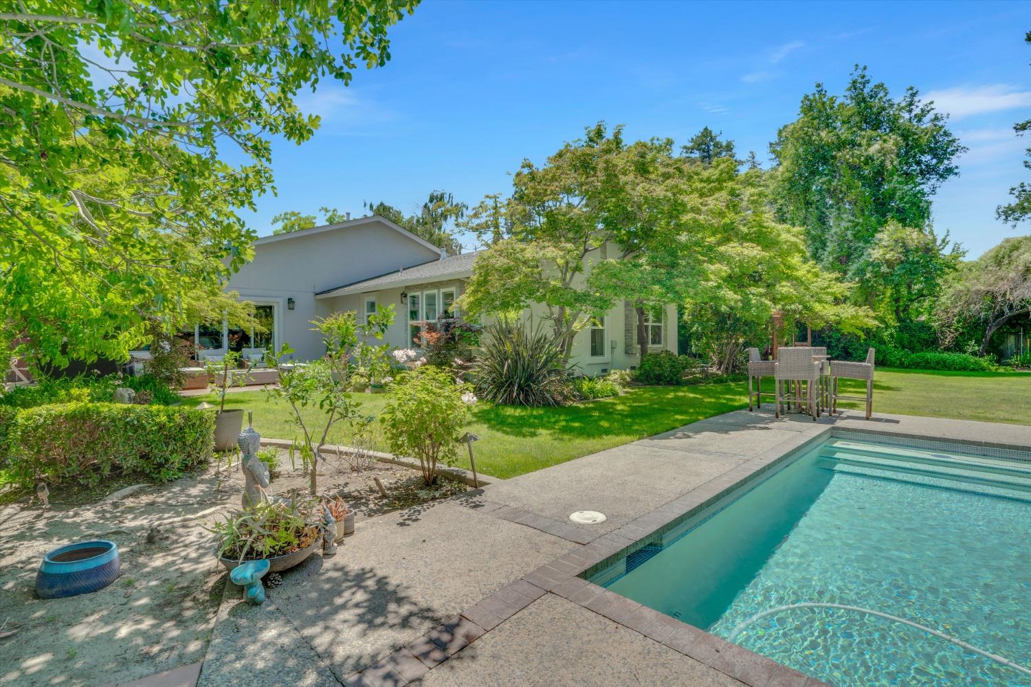 1409 La Salle Drive