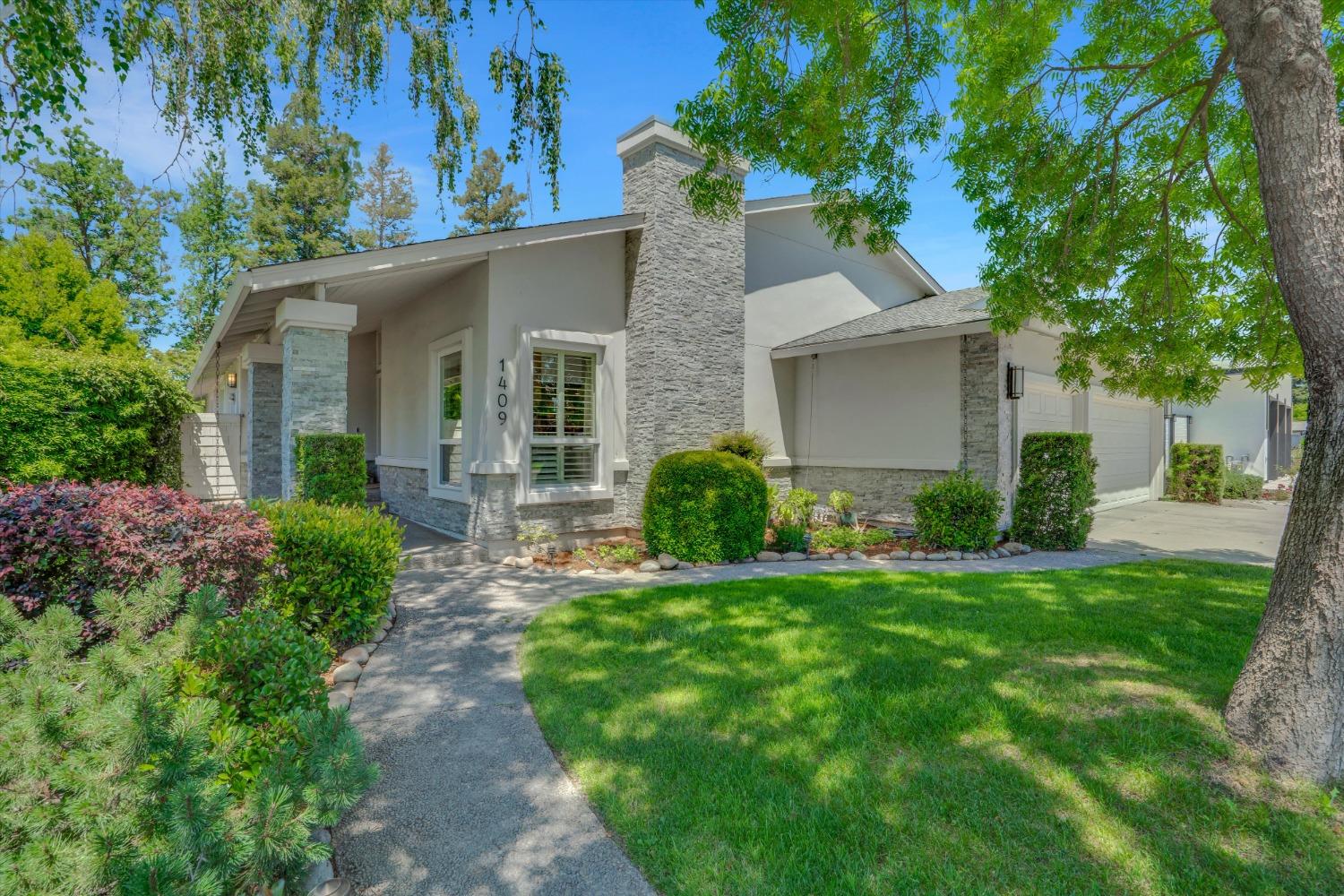 1409 La Salle Drive