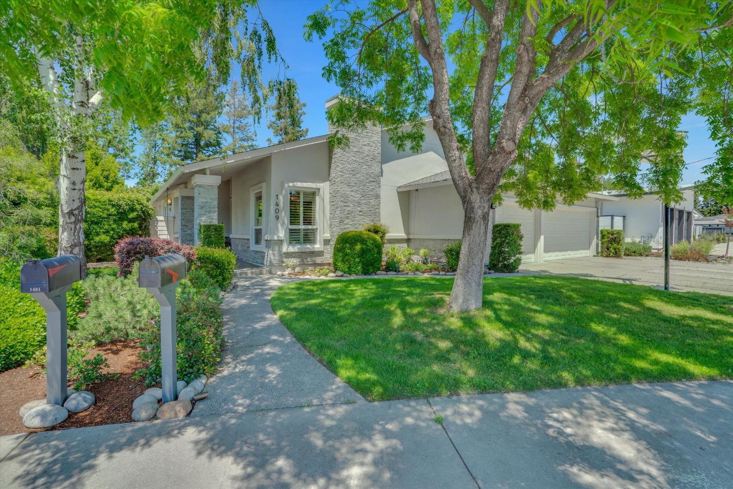 1409 La Salle Drive
