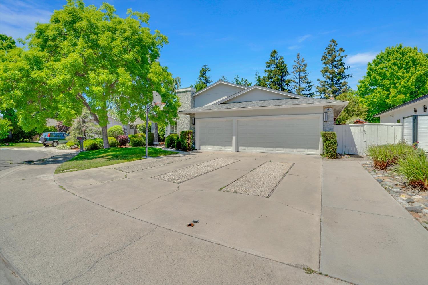 1409 La Salle Drive