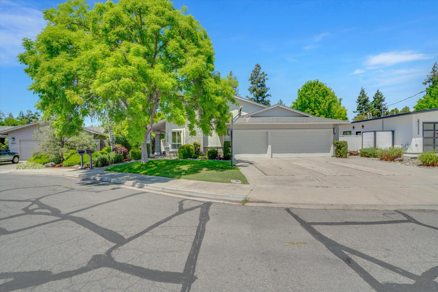 1409 La Salle Drive