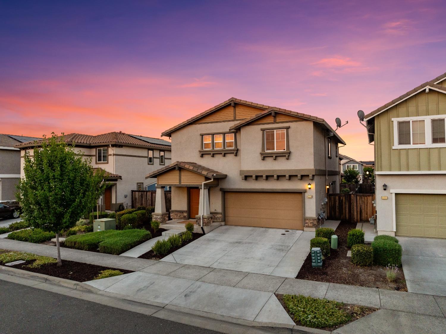 4554 Maple Crest Street