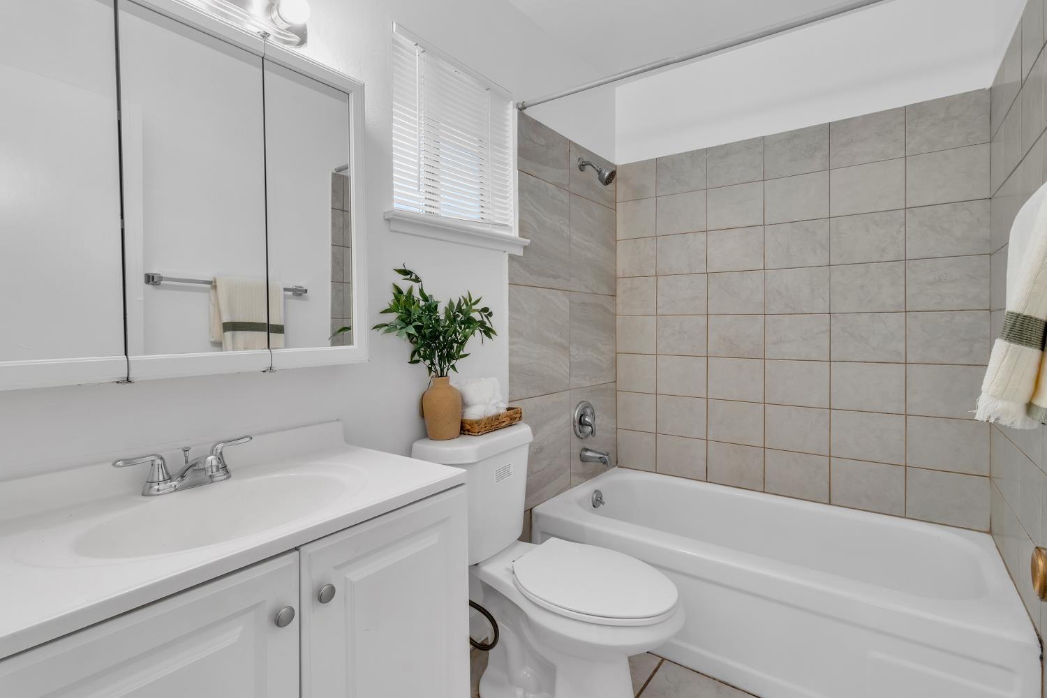 5317 Manzanita Avenue 1