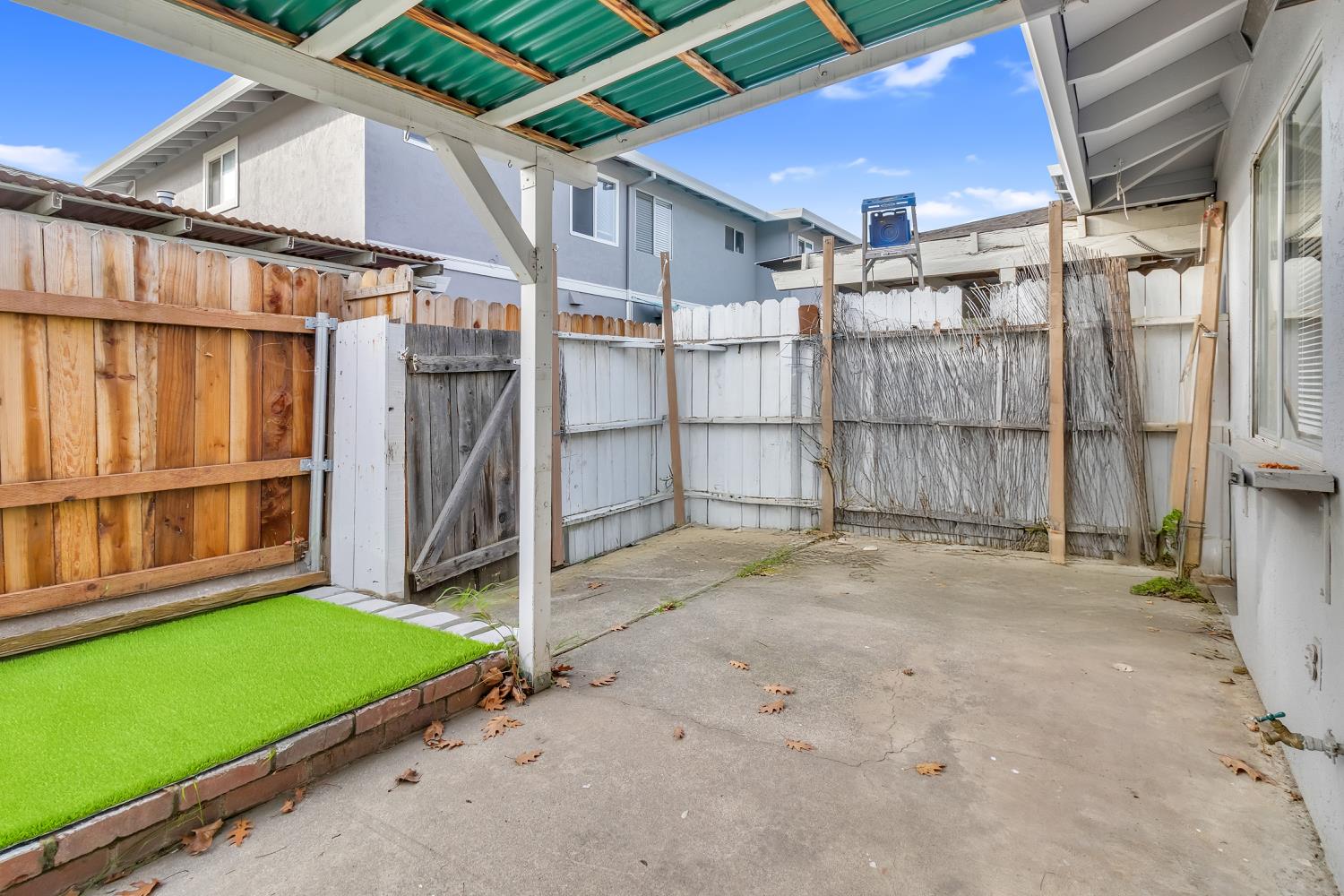 5317 Manzanita Avenue 1