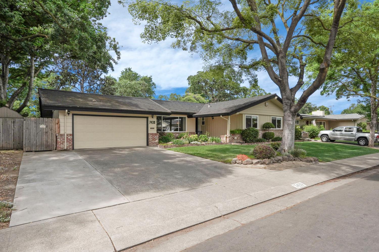 7439 Woodside Drive