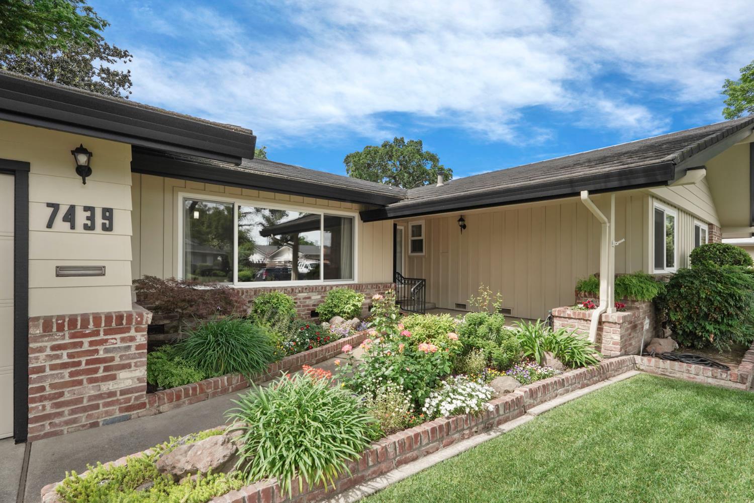 7439 Woodside Drive