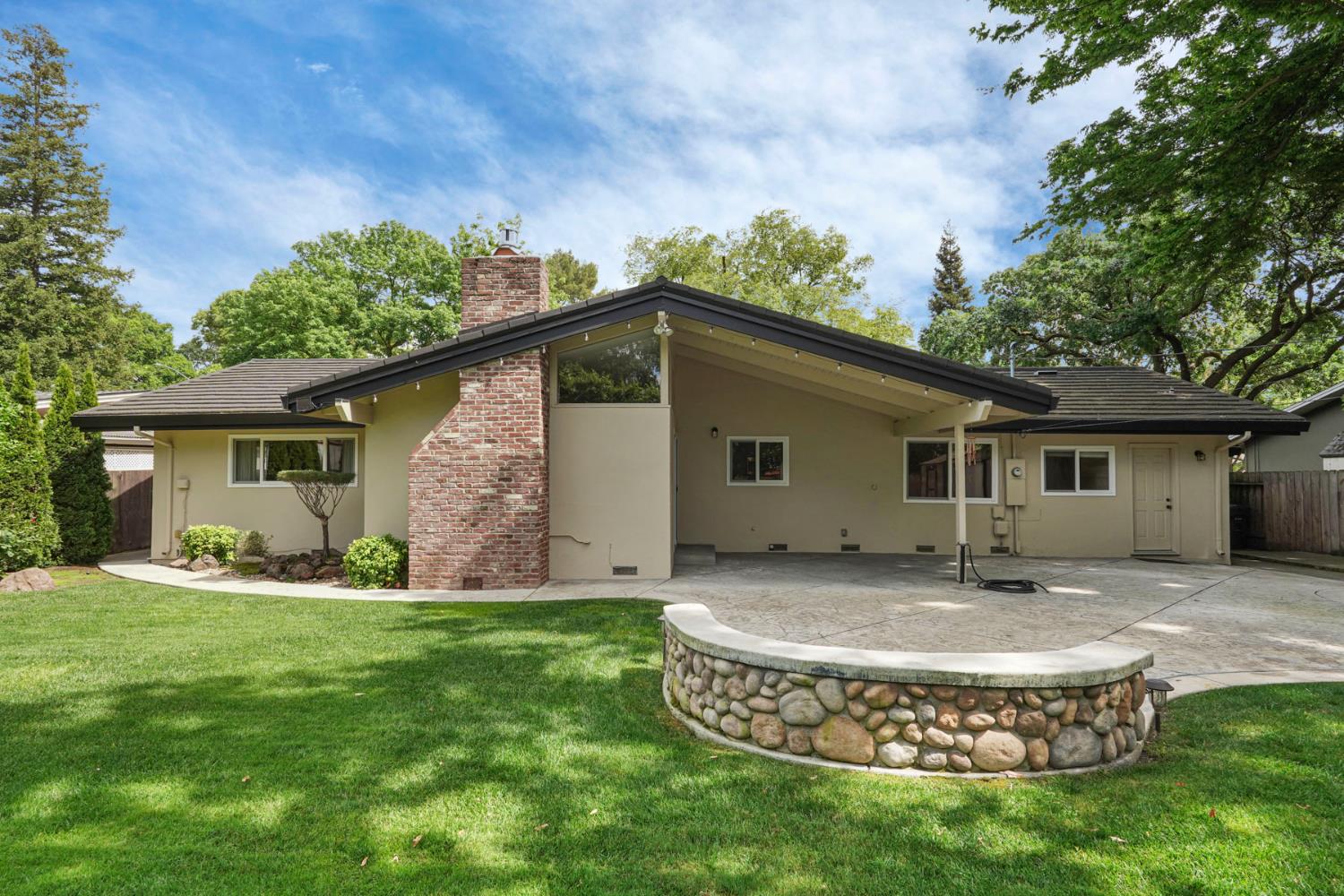7439 Woodside Drive