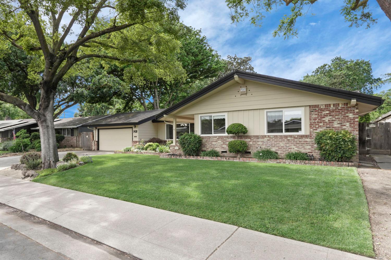 7439 Woodside Drive