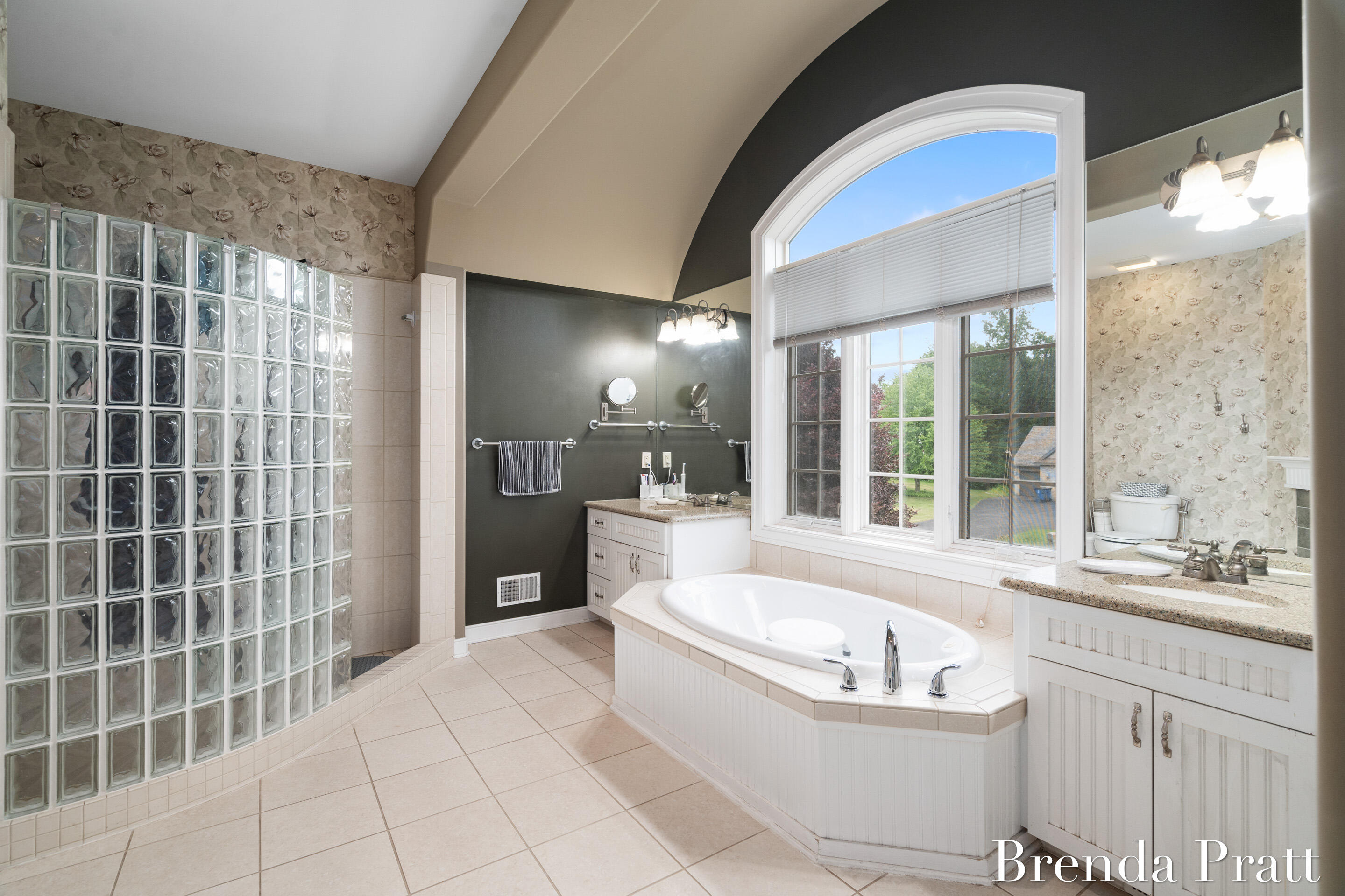 7825 Ashwood Drive SE