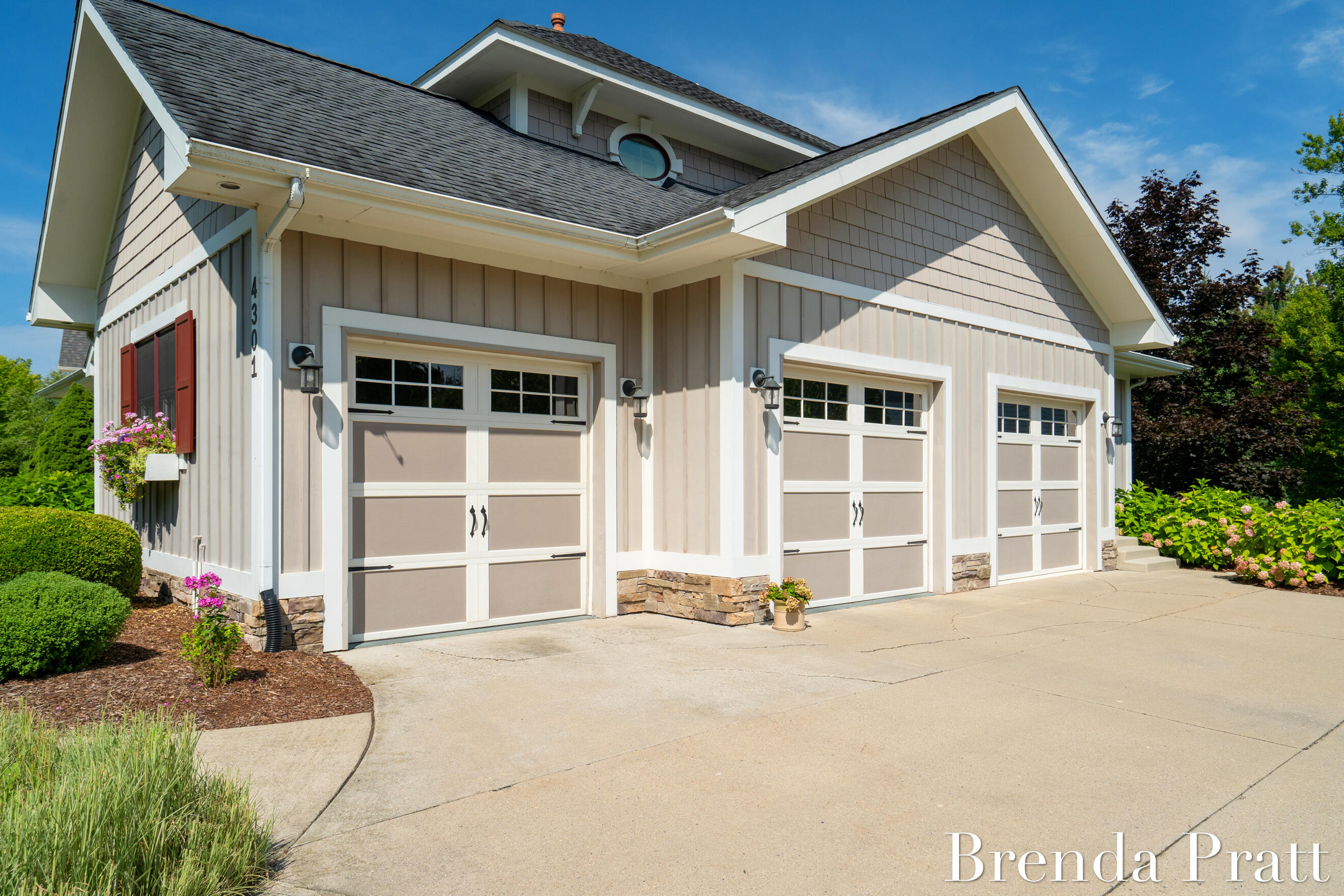 4301 Saddleback Court NE