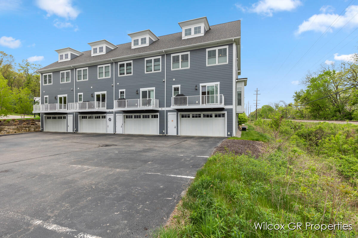 631 Greenslate Drive SE