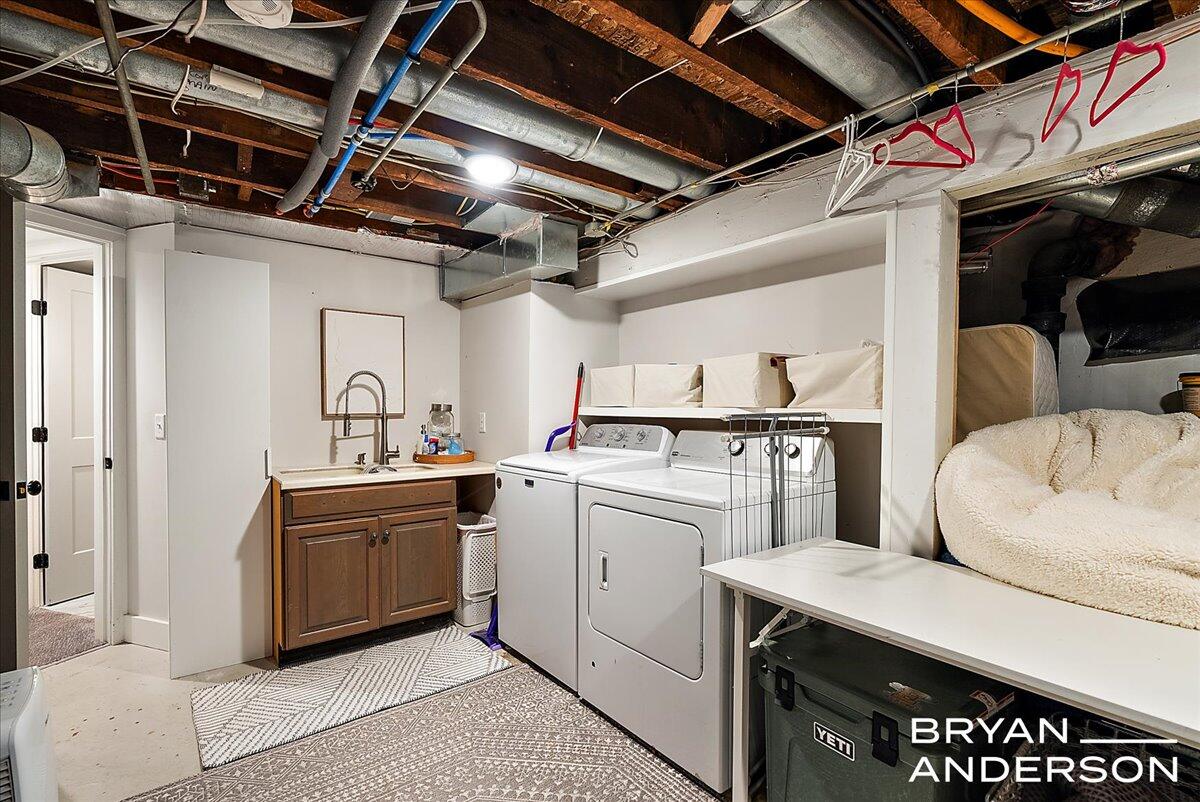 939 Lakeside Drive SE