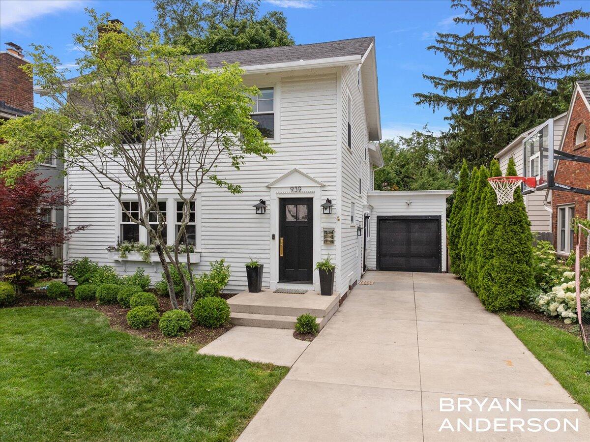 939 Lakeside Drive SE