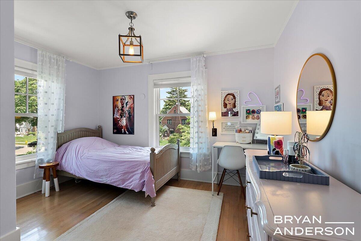 939 Lakeside Drive SE