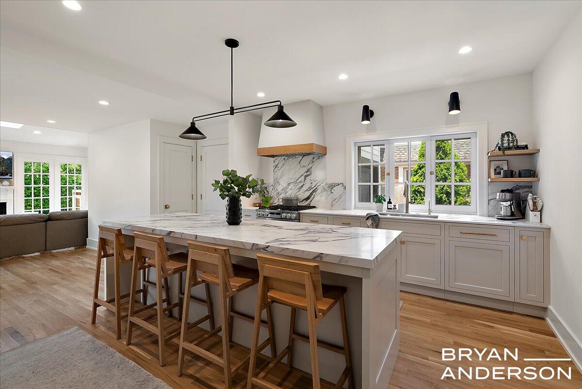 939 Lakeside Drive SE