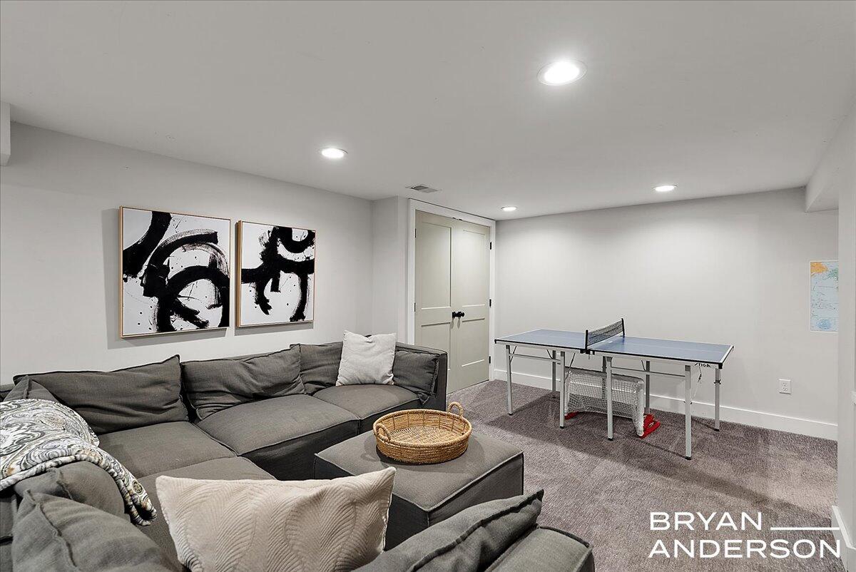 939 Lakeside Drive SE