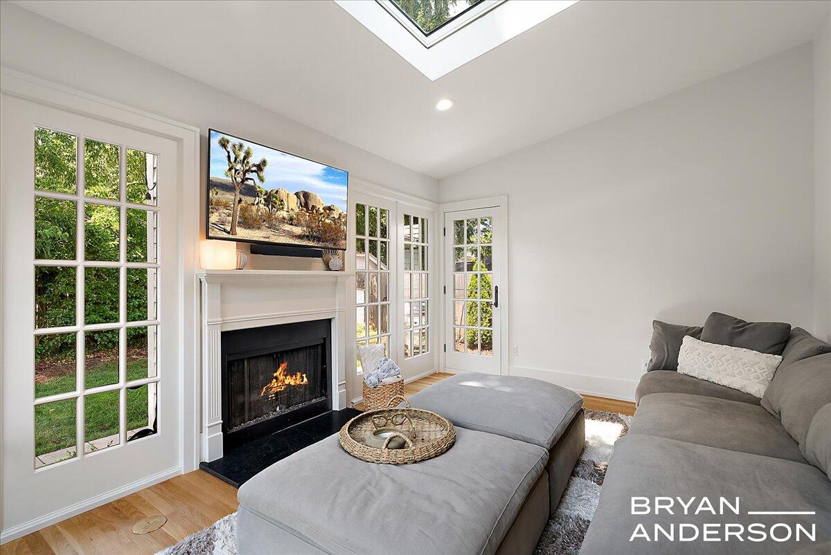 939 Lakeside Drive SE