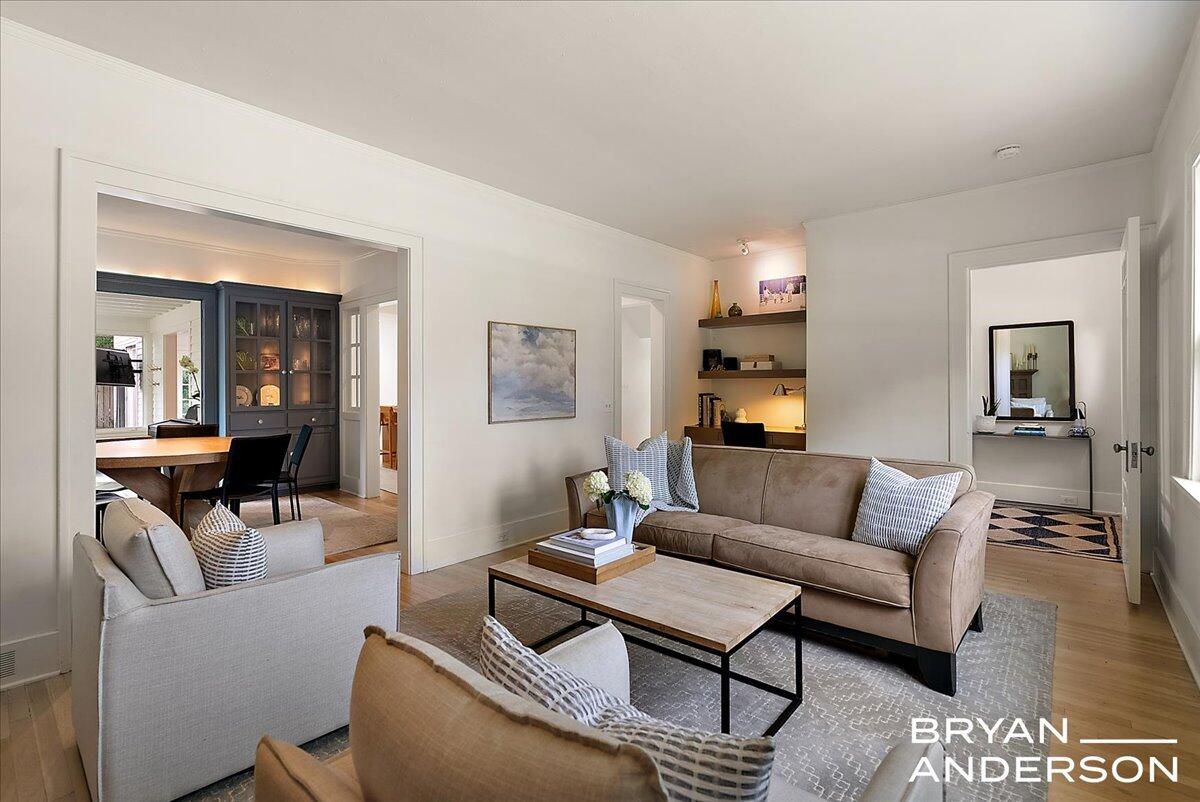 939 Lakeside Drive SE