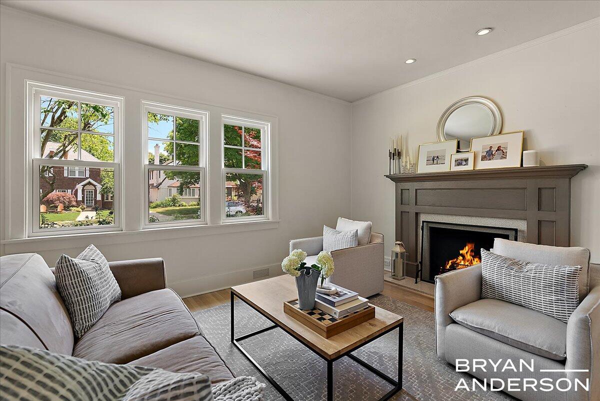 939 Lakeside Drive SE