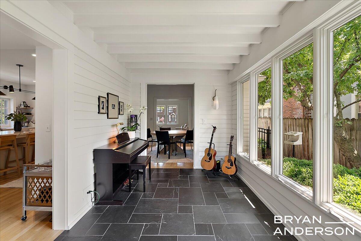 939 Lakeside Drive SE