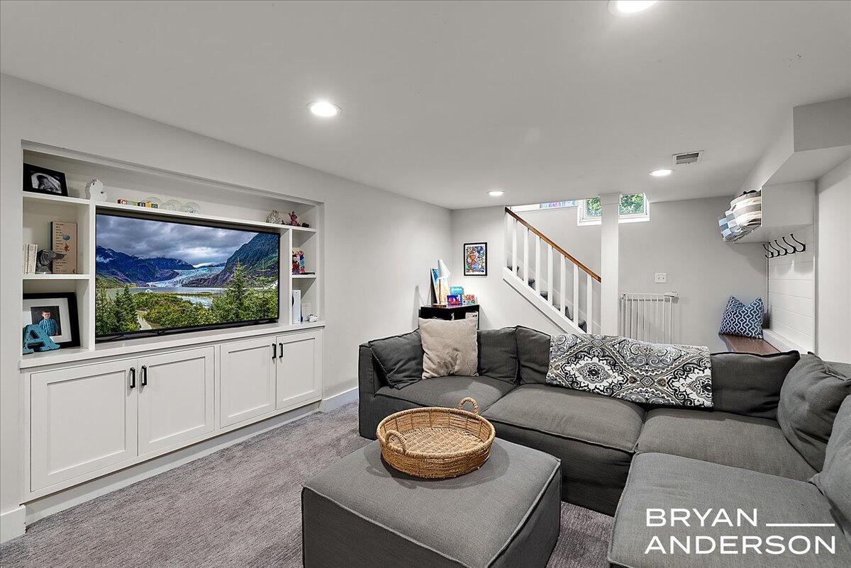 939 Lakeside Drive SE